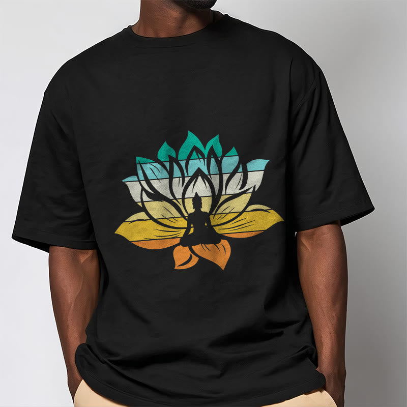 Camiseta de algodón con diseño de Buda meditando y flor de loto en degradado de Buddha Stones - image 1