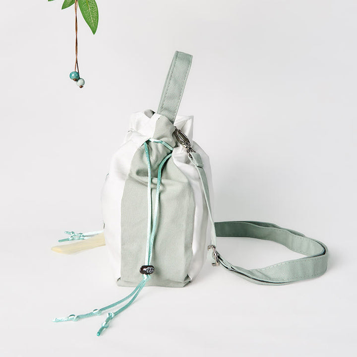Bolso bandolera de lona con bordado de Buddha Stones y flor de pera verde.