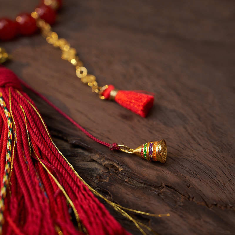 Mala de muñeca con 18 cuentas de Buddha Stones , monedas de cobre, borla tibetana, ágata roja, calmante