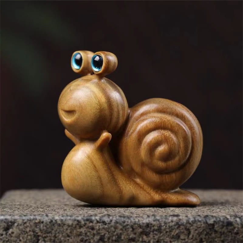 Mini caracol tallado de sándalo verde con Buddha Stones para decoración de escritorio - 2,36 pulgadas (6 cm) - image 0