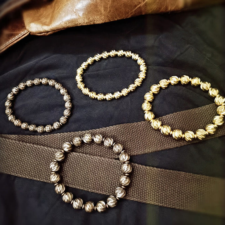 Pulsera de riqueza con cuentas de cobre y latón, con diseño de cuchillo tallado envejecido y Buddha Stones