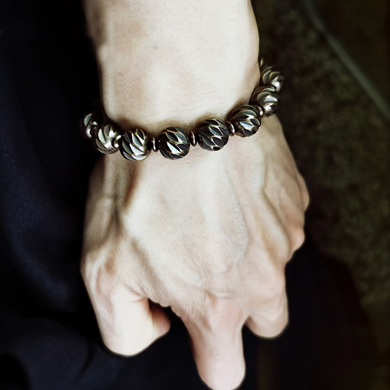 Pulsera de riqueza con cuentas de cobre y latón, con diseño de cuchillo tallado envejecido y Buddha Stones