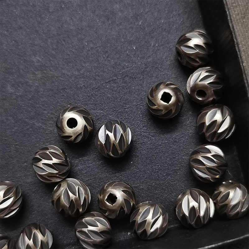 Pulsera de riqueza con cuentas de cobre y latón, con diseño de cuchillo tallado envejecido y Buddha Stones