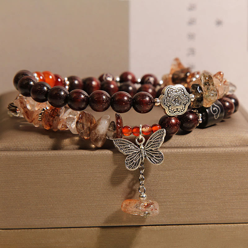 Pulsera con dije de mariposa de la riqueza de sándalo rojo con hojas pequeñas de cuarzo rutilado natural de Buddha Stones
