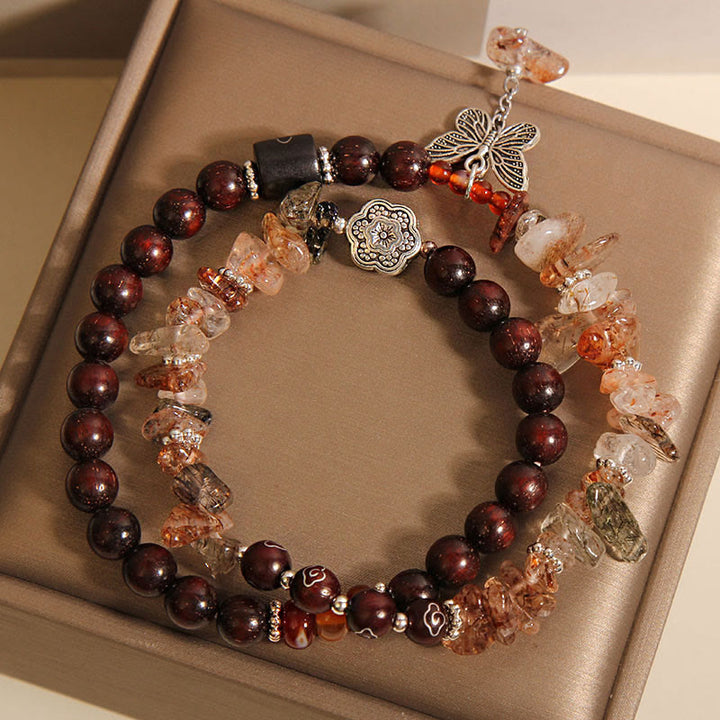Pulsera con dije de mariposa de la riqueza de sándalo rojo con hojas pequeñas de cuarzo rutilado natural de Buddha Stones