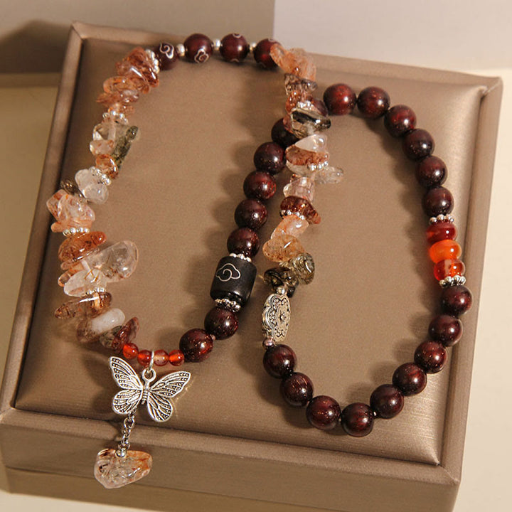 Pulsera con dije de mariposa de la riqueza de sándalo rojo con hojas pequeñas de cuarzo rutilado natural de Buddha Stones