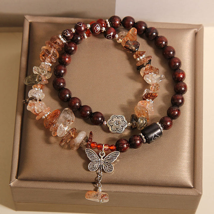 Pulsera con dije de mariposa de la riqueza de sándalo rojo con hojas pequeñas de cuarzo rutilado natural de Buddha Stones