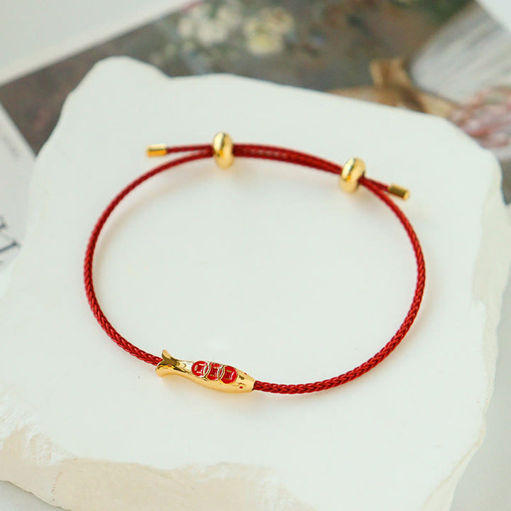 Pulsera de la riqueza de hilo rojo con pez koi de latón y Buddha Stones