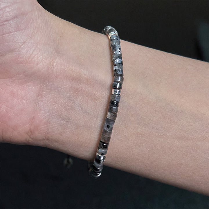 Pulsera de cuentas espaciadoras con coraje y piedras naturales negras brillantes de Buddha Stones