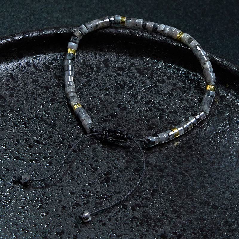 Pulsera de cuentas espaciadoras con coraje y piedras naturales negras brillantes de Buddha Stones