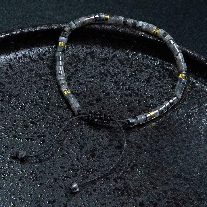 Pulsera de cuentas espaciadoras con coraje y piedras naturales negras brillantes de Buddha Stones