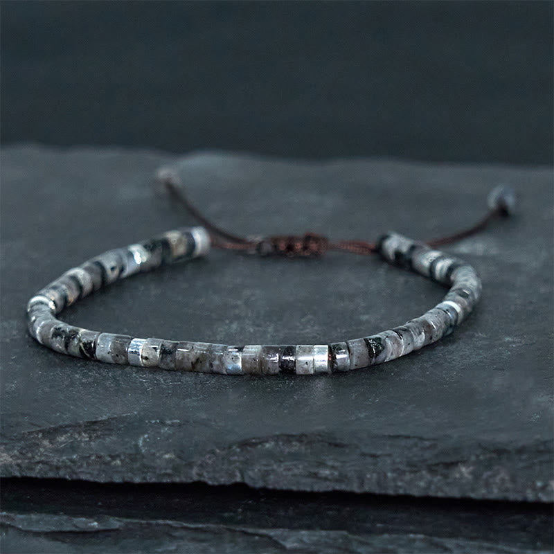 Pulsera de cuentas espaciadoras con coraje y piedras naturales negras brillantes de Buddha Stones