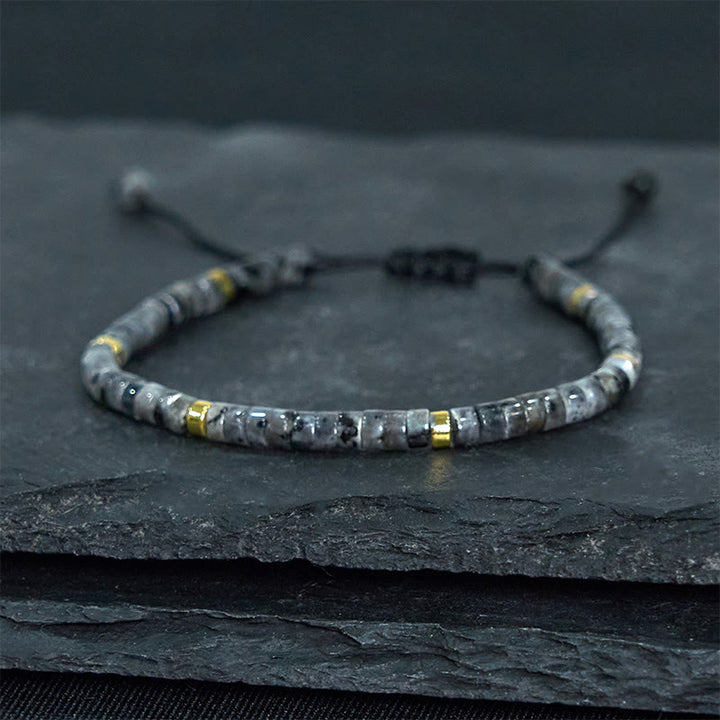 Pulsera de cuentas espaciadoras con coraje y piedras naturales negras brillantes de Buddha Stones