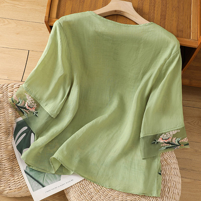 Camisa informal de poliéster con cuello redondo, manga corta y botones de rana para mujer con bordado floral de Buddha Stones - image 1