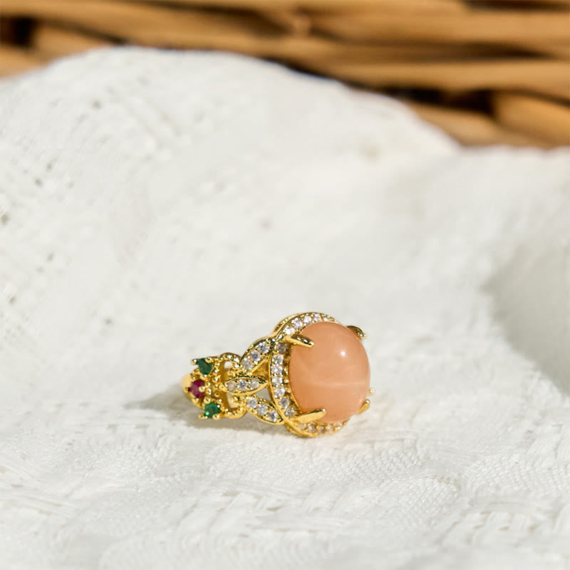 Anillo relajante ajustable con diseño de flor de cuatro hojas y piedra lunar melocotón con engaste de garras vintage de Buddha Stones
