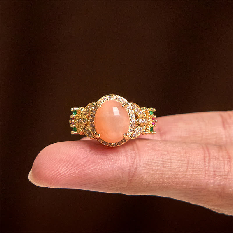 Anillo relajante ajustable con diseño de flor de cuatro hojas y piedra lunar melocotón con engaste de garras vintage de Buddha Stones