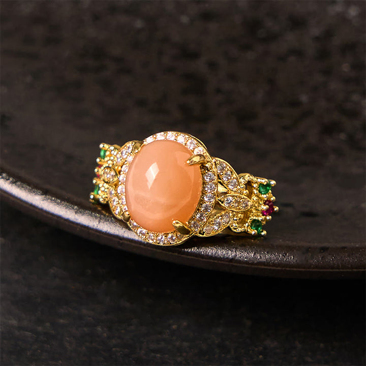 Anillo relajante ajustable con diseño de flor de cuatro hojas y piedra lunar melocotón con engaste de garras vintage de Buddha Stones