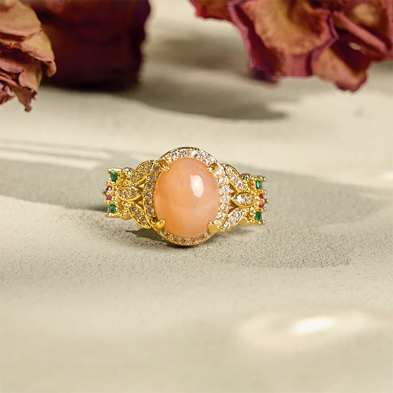 Anillo relajante ajustable con diseño de flor de cuatro hojas y piedra lunar melocotón con engaste de garras vintage de Buddha Stones