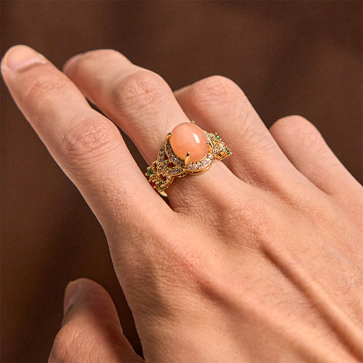 Anillo relajante ajustable con diseño de flor de cuatro hojas y piedra lunar melocotón con engaste de garras vintage de Buddha Stones