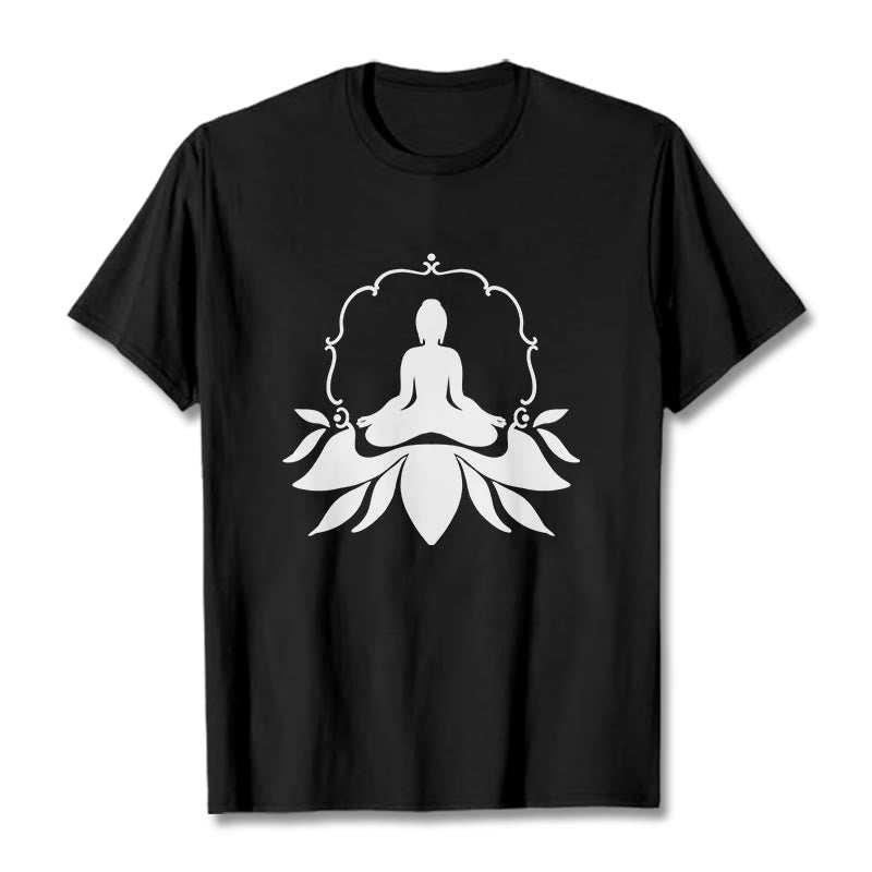 Camiseta con Buddha Stones meditando sentado sobre la hierba y piedras de Buda - Negro - 2XL - image 0