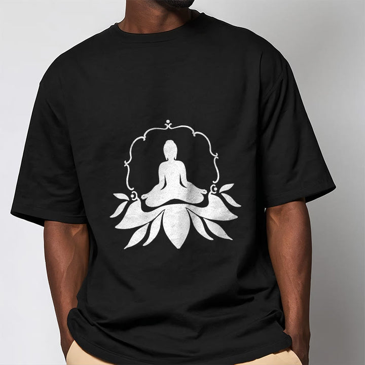 Camiseta con Buddha Stones meditando sentado sobre la hierba y piedras de Buda - image 1