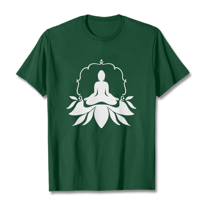 Camiseta con Buddha Stones meditando sentado sobre la hierba y piedras de Buda - Verde bosque - 2XL - image 10