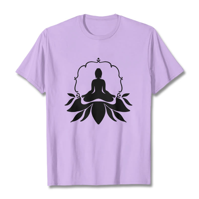 Camiseta con Buddha Stones meditando sentado sobre la hierba y piedras de Buda - Ciruela - 2XL - image 16