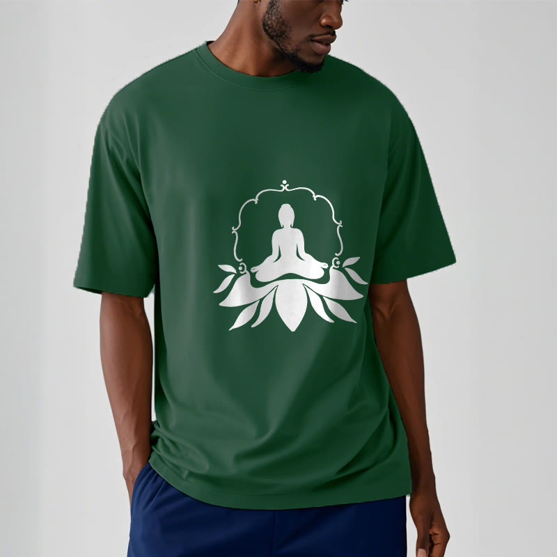 Camiseta con Buddha Stones meditando sentado sobre la hierba y piedras de Buda - image 11