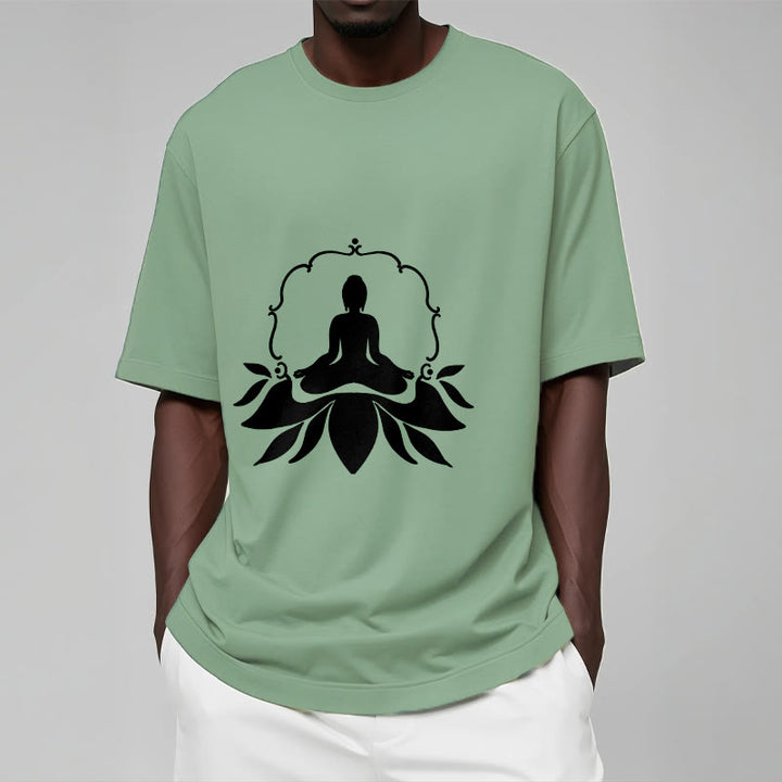 Camiseta con Buddha Stones meditando sentado sobre la hierba y piedras de Buda - image 15