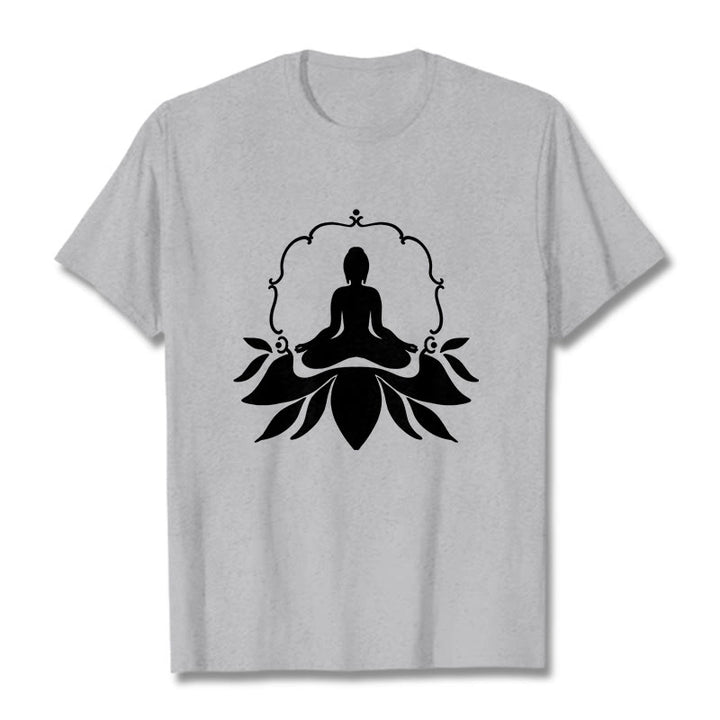 Camiseta con Buddha Stones meditando sentado sobre la hierba y piedras de Buda - Gris claro - 2XL - image 19