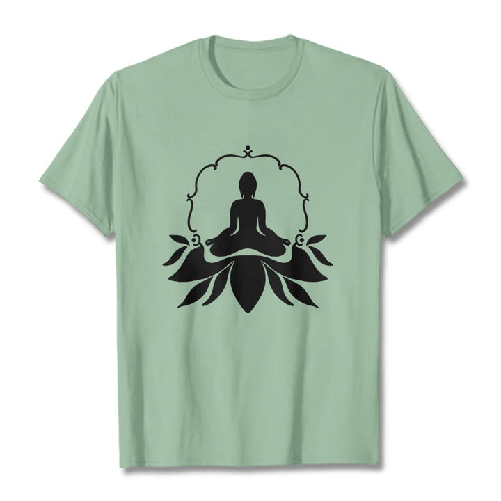 Camiseta con Buddha Stones meditando sentado sobre la hierba y piedras de Buda - Verde pálido - 2XL - image 14