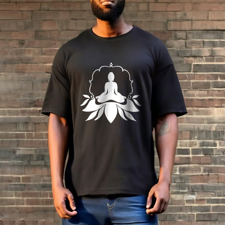 Camiseta con Buddha Stones meditando sentado sobre la hierba y piedras de Buda - image 2