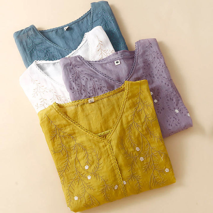 Camiseta de mujer de manga corta con cuello en V y estampado de ramas florales bordadas, estilo casual veraniego con Buddha Stones. - image 9