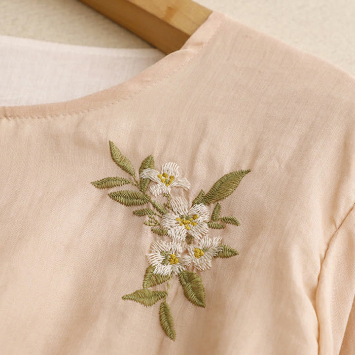 Camisa de mujer de manga tres cuartos con cuello redondo y bordado floral verde y Buddha Stones en color beige. - image 16