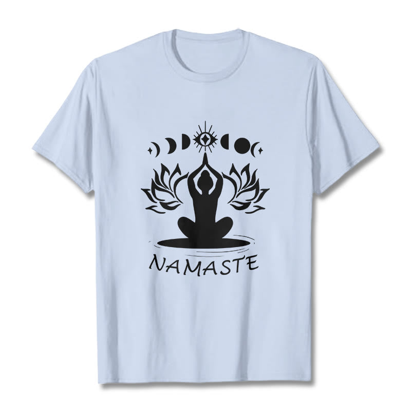 Camiseta informal con figura meditativa de Buddha Stones , con estampado de loto, luna y ojo - Cian claro - 2XL - image 1