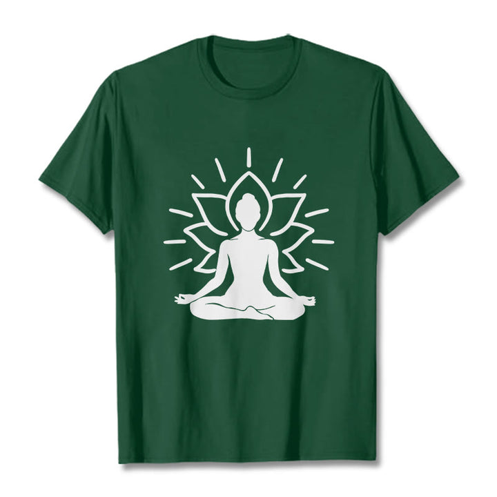 Camiseta informal con estampado de loto y figura meditativa de Buddha Stones - Verde bosque - 2XL - image 1