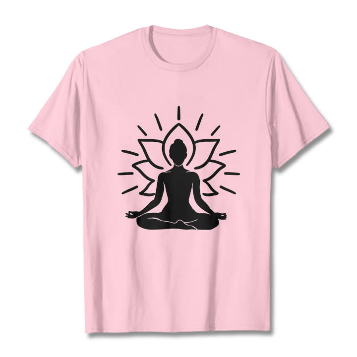 Camiseta informal con estampado de loto y figura meditativa de Buddha Stones - Rosa claro - 2XL - image 13