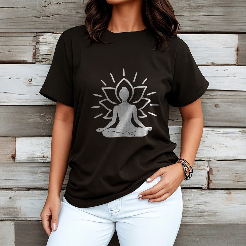 Camiseta informal con estampado de loto y figura meditativa de Buddha Stones - image 7