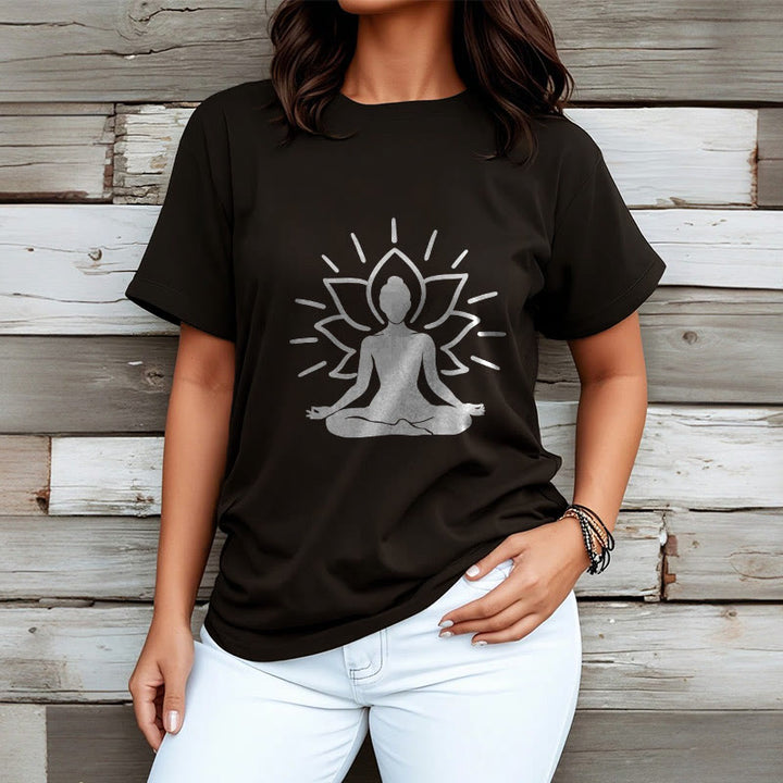 Camiseta informal con estampado de loto y figura meditativa de Buddha Stones - image 7