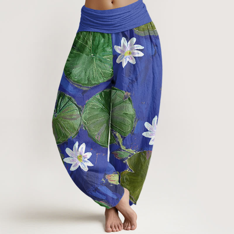 Pantalones bombachos de mujer de algodón informal con estampado de hojas de loto verdes y flores blancas de Buddha Stones - Azul pizarra - US22，UK/AU26，EU54 (6XL) - image 0