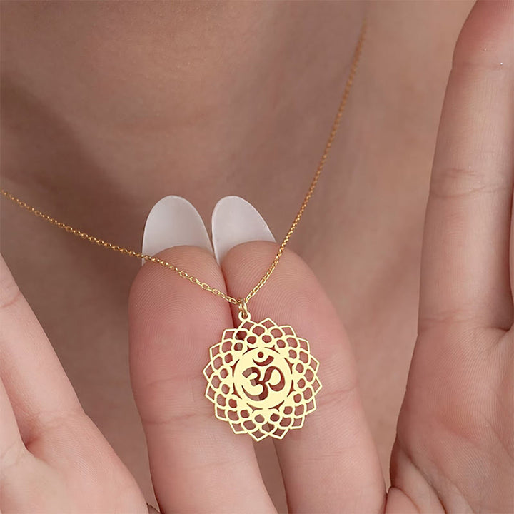 Collar con colgante de acero inoxidable con símbolo Om y diseño de loto hueco de Buddha Stones - Oro - image 1