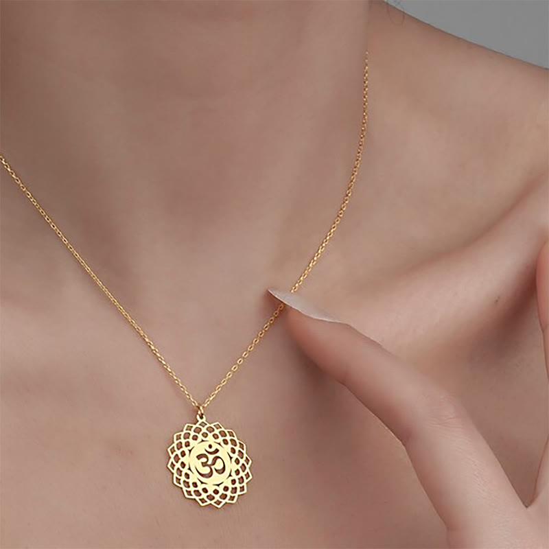 Collar con colgante de acero inoxidable con símbolo Om y diseño de loto hueco de Buddha Stones - image 4