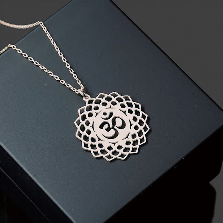 Collar con colgante de acero inoxidable con símbolo Om y diseño de loto hueco de Buddha Stones - Plata - image 11