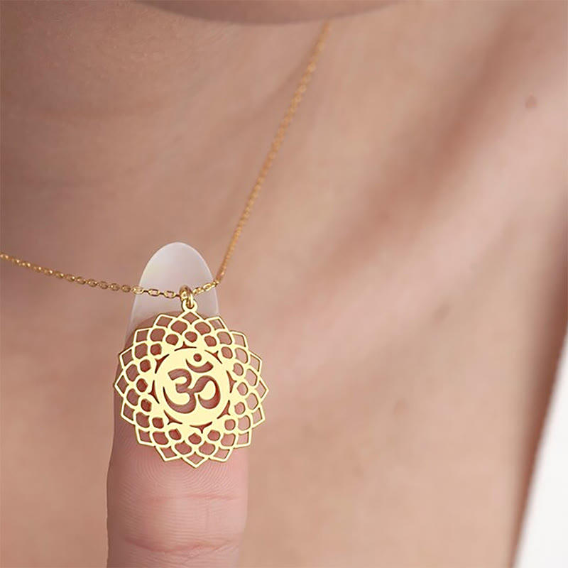 Collar con colgante de acero inoxidable con símbolo Om y diseño de loto hueco de Buddha Stones - image 2