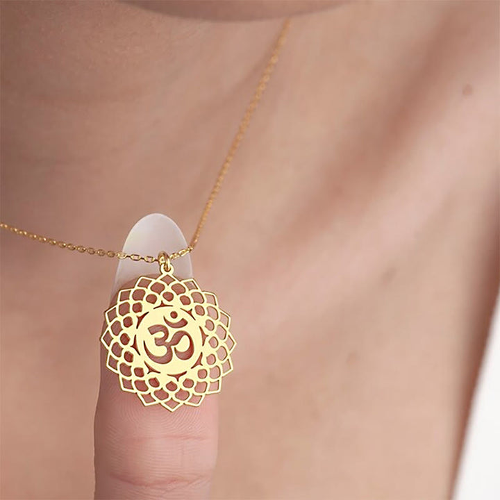 Collar con colgante de acero inoxidable con símbolo Om y diseño de loto hueco de Buddha Stones - image 2