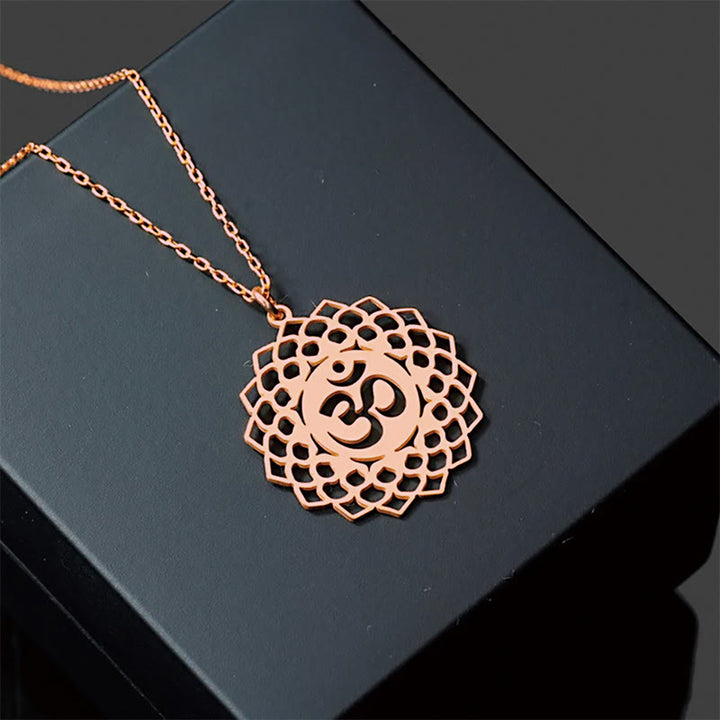 Collar con colgante de acero inoxidable con símbolo Om y diseño de loto hueco de Buddha Stones - Oro rosa - image 12
