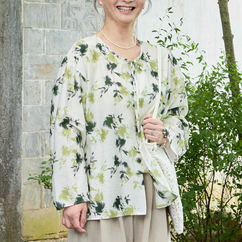 Camisa de manga larga con botones y cordones, con estampado floral verde de Buddha Stones para mujer adulta mayor - image 1