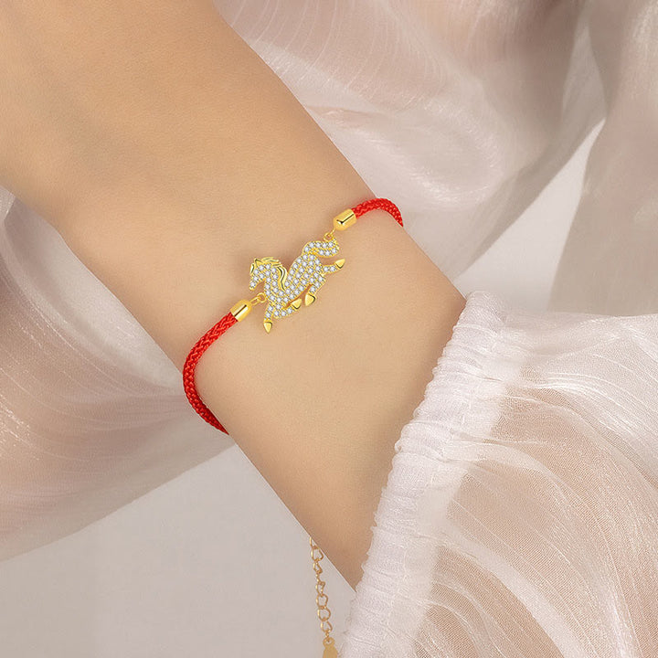 Pulsera de hilo rojo con Buddha Stones , plata de ley 925 bañada en oro de 18 quilates y el Año del Caballo. - image 5