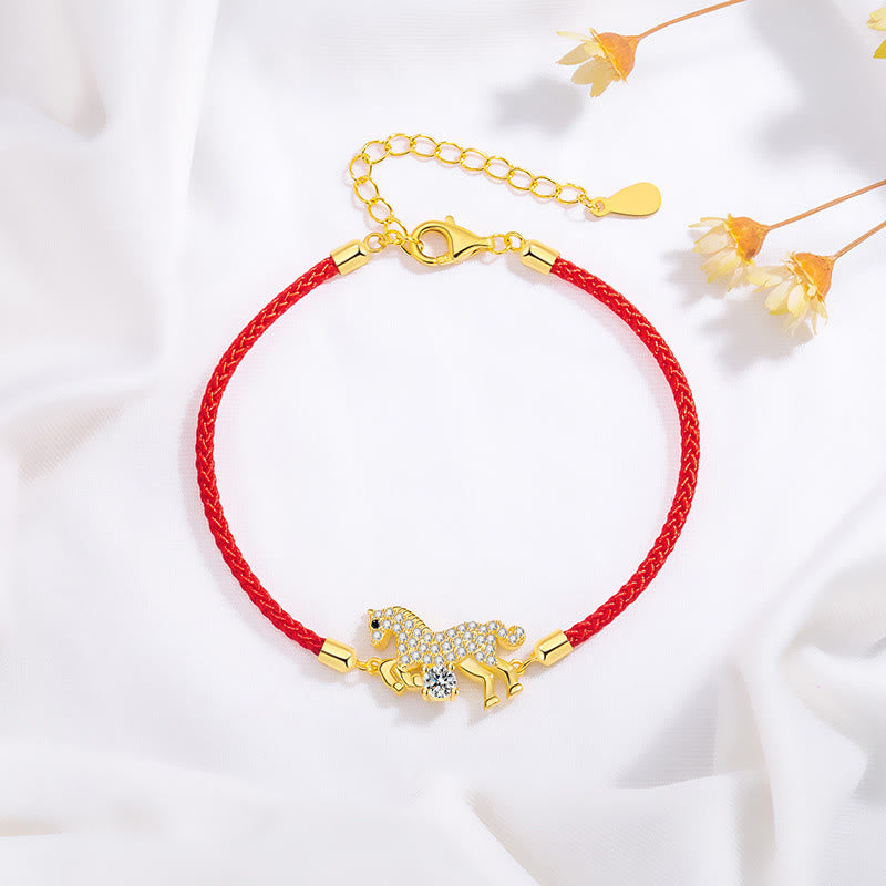 Pulsera ajustable de hilo rojo con Buddha Stones en plata de ley 925 y el año del caballo dorado. - Caballo (circunferencia de muñeca 14-18 cm) - image 0