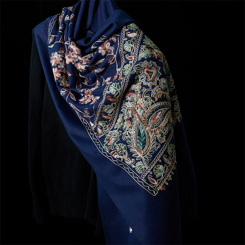 Bufanda chal acogedor con borlas y diseño de flores de anacardo en color marrón y beige de Buddha Stones para invierno - Azul acero - 182*71 cm - image 0